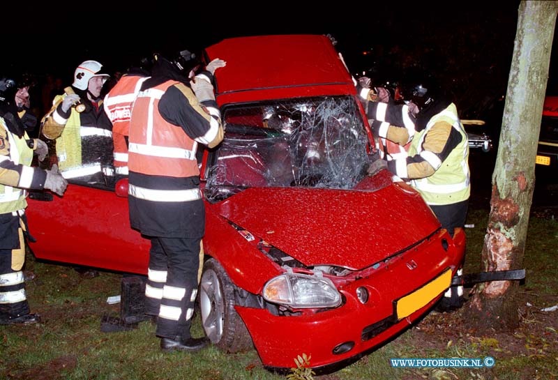 98102305.jpg - DE DORDTENAAR :H.I.AMBACHT:23-10-1998:ONGEVAL AUTO TEGEN EEN BOOM BESTUURDER BEKNELD EN MOEST UIT ZIJN WRAK BEVRIJDT WPRDEN DOOR DE BRANDWEER OP DE AVELINGEN TE H.I.A..Deze digitale foto blijft eigendom van FOTOPERSBURO BUSINK. Wij hanteren de voorwaarden van het N.V.F. en N.V.J. Gebruik van deze foto impliceert dat u bekend bent  en akkoord gaat met deze voorwaarden bij publicatie.EB/ETIENNE BUSINK