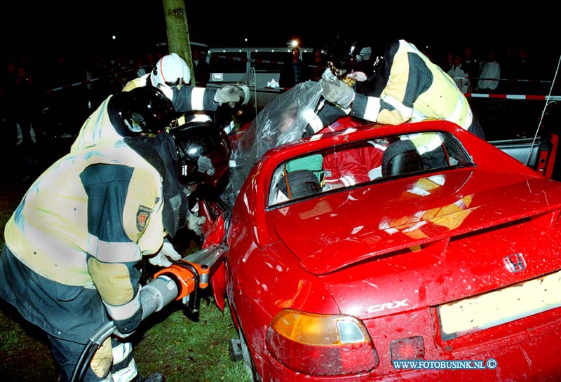 98102306.jpg - DE DORDTENAAR :H.I.AMBACHT:23-10-1998:ONGEVAL AUTO TEGEN EEN BOOM BESTUURDER BEKNELD EN MOEST UIT ZIJN WRAK BEVRIJDT WPRDEN DOOR DE BRANDWEER OP DE AVELINGEN TE H.I.A..Deze digitale foto blijft eigendom van FOTOPERSBURO BUSINK. Wij hanteren de voorwaarden van het N.V.F. en N.V.J. Gebruik van deze foto impliceert dat u bekend bent  en akkoord gaat met deze voorwaarden bij publicatie.EB/ETIENNE BUSINK