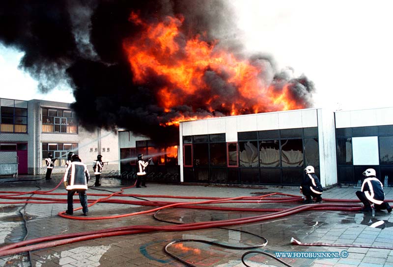 98102501.jpg - WFA : DORDRECHT:25-10-1998: EEN UITSLAANDE BRAND HEEFT  IN DE DEPEDANS VAN SCHOOL  HET BEVERTJE IN DE WIJK STADSPOLDERS  OP HET VAN DE BROEKERF IN DORDRECHT GEHEEL VERWOEST DE POLITIE HEEFT 2 JONG DADERS AAN GEHOUDEN DIE MOGELIJK UIT DE SCHOOL KWAMEN ZETTEN  NA DAT ER BRAND WAS UITGEBROKEN.Deze digitale foto blijft eigendom van FOTOPERSBURO BUSINK. Wij hanteren de voorwaarden van het N.V.F. en N.V.J. Gebruik van deze foto impliceert dat u bekend bent  en akkoord gaat met deze voorwaarden bij publicatie.EB/ETIENNE BUSINK