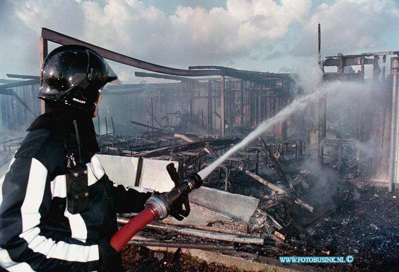 98102503.jpg - WFA : DORDRECHT:25-10-1998: EEN UITSLAANDE BRAND HEEFT  IN DE DEPEDANS VAN SCHOOL  HET BEVERTJE IN DE WIJK STADSPOLDERS  OP HET VAN DE BROEKERF IN DORDRECHT GEHEEL VERWOEST DE POLITIE HEEFT 2 JONG DADERS AAN GEHOUDEN DIE MOGELIJK UIT DE SCHOOL KWAMEN ZETTEN  NA DAT ER BRAND WAS UITGEBROKEN.Deze digitale foto blijft eigendom van FOTOPERSBURO BUSINK. Wij hanteren de voorwaarden van het N.V.F. en N.V.J. Gebruik van deze foto impliceert dat u bekend bent  en akkoord gaat met deze voorwaarden bij publicatie.EB/ETIENNE BUSINK