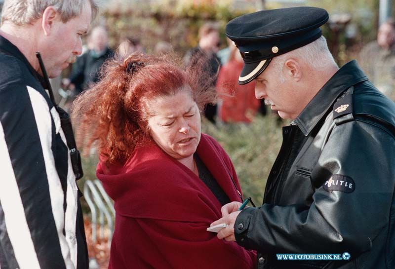 98102504.jpg - WFA : DORDRECHT:25-10-1998: EEN UITSLAANDE BRAND HEEFT  IN DE DEPEDANS VAN SCHOOL  HET BEVERTJE IN DE WIJK STADSPOLDERS  OP HET VAN DE BROEKERF IN DORDRECHT GEHEEL VERWOEST DE POLITIE HEEFT 2 JONG DADERS AAN GEHOUDEN DIE MOGELIJK UIT DE SCHOOL KWAMEN ZETTEN  NA DAT ER BRAND WAS UITGEBROKENDE DIREKTRICE KWAM EVEN KIJKEN NAAR DE TOTAAL VERBRANDE SCHOOL.Deze digitale foto blijft eigendom van FOTOPERSBURO BUSINK. Wij hanteren de voorwaarden van het N.V.F. en N.V.J. Gebruik van deze foto impliceert dat u bekend bent  en akkoord gaat met deze voorwaarden bij publicatie.EB/ETIENNE BUSINK