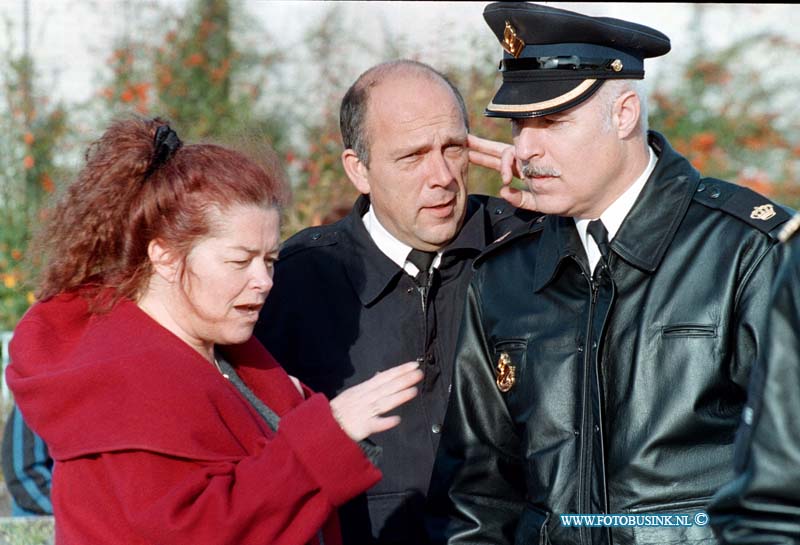 98102505.jpg - DE DORDTENAAR : DORDRECHT:25-10-1998: EEN UITSLAANDE BRAND HEEFT  IN DE DEPEDANS VAN SCHOOL  HET BEVERTJE IN DE WIJK STADSPOLDERS  OP HET VAN DE BROEKERF IN DORDRECHT GEHEEL VERWOEST DE POLITIE HEEFT 2 JONG DADERS AAN GEHOUDEN DIE MOGELIJK UIT DE SCHOOL KWAMEN ZETTEN  NA DAT ER BRAND WAS UITGEBROKEN.Deze digitale foto blijft eigendom van FOTOPERSBURO BUSINK. Wij hanteren de voorwaarden van het N.V.F. en N.V.J. Gebruik van deze foto impliceert dat u bekend bent  en akkoord gaat met deze voorwaarden bij publicatie.EB/ETIENNE BUSINK