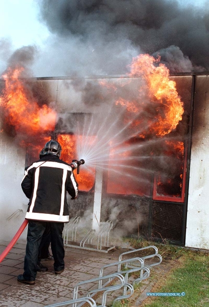 98102506.jpg - DE DORDTENAAR : DORDRECHT:25-10-1998: EEN UITSLAANDE BRAND HEEFT  IN DE DEPEDANS VAN SCHOOL  HET BEVERTJE IN DE WIJK STADSPOLDERS  OP HET VAN DE BROEKERF IN DORDRECHT GEHEEL VERWOEST DE POLITIE HEEFT 2 JONG DADERS AAN GEHOUDEN DIE MOGELIJK UIT DE SCHOOL KWAMEN ZETTEN  NA DAT ER BRAND WAS UITGEBROKEN.Deze digitale foto blijft eigendom van FOTOPERSBURO BUSINK. Wij hanteren de voorwaarden van het N.V.F. en N.V.J. Gebruik van deze foto impliceert dat u bekend bent  en akkoord gaat met deze voorwaarden bij publicatie.EB/ETIENNE BUSINK