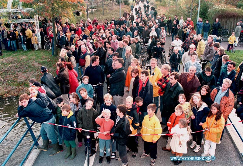 98102507.jpg - DE DORDTENAAR : DORDRECHT:25-10-1998: EEN UITSLAANDE BRAND HEEFT  IN DE DEPEDANS VAN SCHOOL  HET BEVERTJE IN DE WIJK STADSPOLDERS  OP HET VAN DE BROEKERF IN DORDRECHT GEHEEL VERWOEST DE POLITIE HEEFT 2 JONG DADERS AAN GEHOUDEN DIE MOGELIJK UIT DE SCHOOL KWAMEN ZETTEN  NA DAT ER BRAND WAS UITGEBROKEN.Deze digitale foto blijft eigendom van FOTOPERSBURO BUSINK. Wij hanteren de voorwaarden van het N.V.F. en N.V.J. Gebruik van deze foto impliceert dat u bekend bent  en akkoord gaat met deze voorwaarden bij publicatie.EB/ETIENNE BUSINK