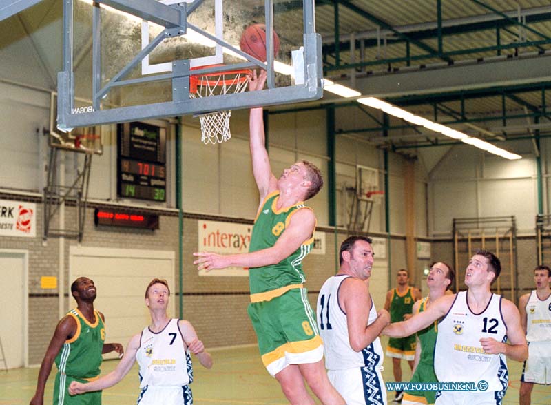 98102509.jpg - DE DORDTENAAR SPORT : GORINCHEM:25-10-1998:SPORTHAL OOSTERBLIEK BASKETBAL GROBA (WIT) TEGEN ALMERE (GROEN).Deze digitale foto blijft eigendom van FOTOPERSBURO BUSINK. Wij hanteren de voorwaarden van het N.V.F. en N.V.J. Gebruik van deze foto impliceert dat u bekend bent  en akkoord gaat met deze voorwaarden bij publicatie.EB/ETIENNE BUSINK