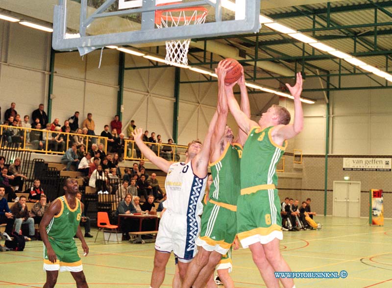 98102510.jpg - DE DORDTENAAR SPORT : GORINCHEM:25-10-1998:SPORTHAL OOSTERBLIEK BASKETBAL GROBA (WIT) TEGEN ALMERE (GROEN).Deze digitale foto blijft eigendom van FOTOPERSBURO BUSINK. Wij hanteren de voorwaarden van het N.V.F. en N.V.J. Gebruik van deze foto impliceert dat u bekend bent  en akkoord gaat met deze voorwaarden bij publicatie.EB/ETIENNE BUSINK