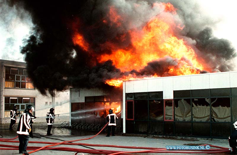 98102512.jpg - HET ROTTERDAMS DAGBLAD ZUID : DORDRECHT:25-10-1998: EEN UITSLAANDE BRAND HEEFT  IN DE DEPEDANS VAN SCHOOL  HET BEVERTJE IN DE WIJK STADSPOLDERS  OP HET VAN DE BROEKERF IN DORDRECHT GEHEEL VERWOEST DE POLITIE HEEFT 2 JONG DADERS AAN GEHOUDEN DIE MOGELIJK UIT DE SCHOOL KWAMEN ZETTEN  NA DAT ER BRAND WAS UITGEBROKEN.Deze digitale foto blijft eigendom van FOTOPERSBURO BUSINK. Wij hanteren de voorwaarden van het N.V.F. en N.V.J. Gebruik van deze foto impliceert dat u bekend bent  en akkoord gaat met deze voorwaarden bij publicatie.EB/ETIENNE BUSINK