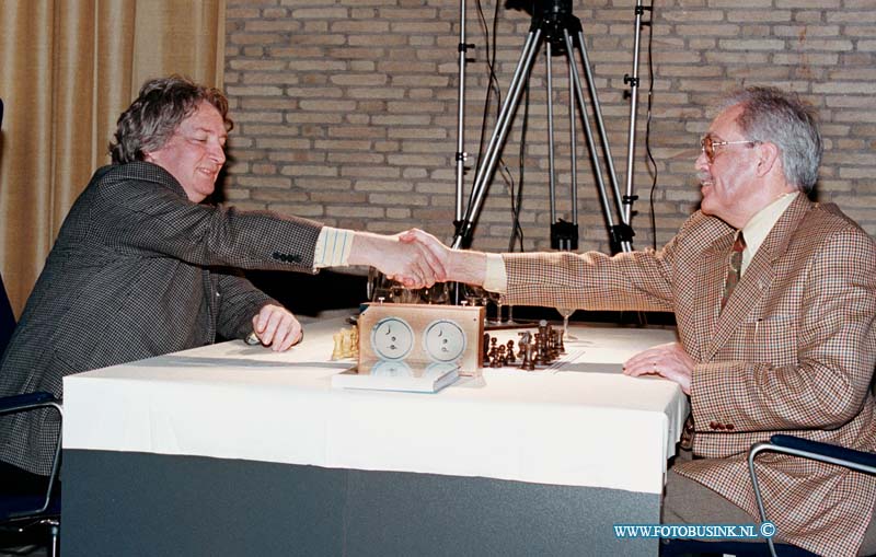 98110102.jpg - DE DORDTENAAR :TILBURG:KUB:01-11-1998:SCHAAKPARTIJ JAN TIMMAN TEGEN LEO MAN MET BRIL (RECHTS) Deze digitale foto blijft eigendom van FOTOPERSBURO BUSINK. Wij hanteren de voorwaarden van het N.V.F. en N.V.J. Gebruik van deze foto impliceert dat u bekend bent  en akkoord gaat met deze voorwaarden bij publicatie.EB/ETIENNE BUSINK