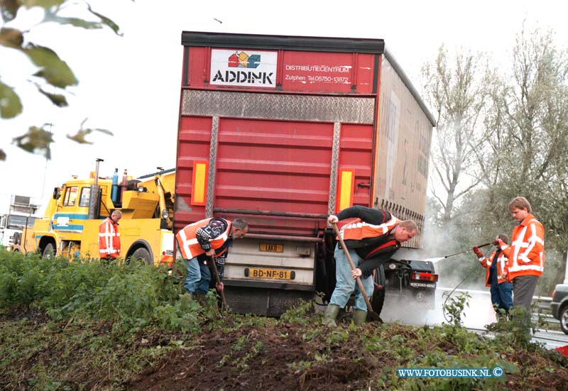 98110201.jpg - DE DORDTENAAR :SLIEDRECHT:02-11-1998:EEN IN DE SLOOT BELANDE VRACHTWAGEN OP DE RW A15 T/H VAN DE AFSLAG SLIEDRECHT ZORGEN IN DE OCHTEND UREN VOOR NOG AL WAT FILE RICHTING GORCHUM.Deze digitale foto blijft eigendom van FOTOPERSBURO BUSINK. Wij hanteren de voorwaarden van het N.V.F. en N.V.J. Gebruik van deze foto impliceert dat u bekend bent  en akkoord gaat met deze voorwaarden bij publicatie.EB/ETIENNE BUSINK