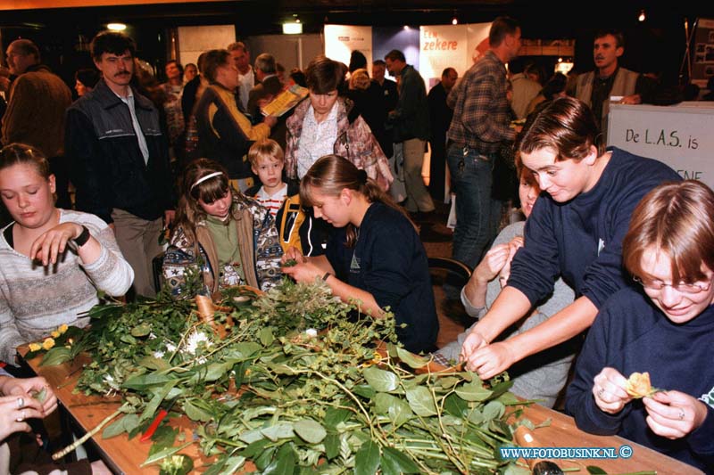 98110401.jpg - DE DORDTENAAR :PUTTERSHOEK:04-11-1998:DISCOTHEEK ALCARZAR BEROEPS ORENIETATIE MIDDAG VOOR AANKOMENDE SCHOLIEREN VOOR  HET VOORGEZET ONDERWIJS.Deze digitale foto blijft eigendom van FOTOPERSBURO BUSINK. Wij hanteren de voorwaarden van het N.V.F. en N.V.J. Gebruik van deze foto impliceert dat u bekend bent  en akkoord gaat met deze voorwaarden bij publicatie.EB/ETIENNE BUSINK