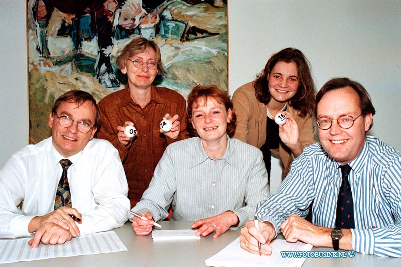 98110404.jpg - DE DORDTENAAR :DORDRECHT:04-11-1998:REKKING DVL LOTERIJ IN KANTINE GEBOUW DE DORDTENAAR.Deze digitale foto blijft eigendom van FOTOPERSBURO BUSINK. Wij hanteren de voorwaarden van het N.V.F. en N.V.J. Gebruik van deze foto impliceert dat u bekend bent  en akkoord gaat met deze voorwaarden bij publicatie.EB/ETIENNE BUSINK