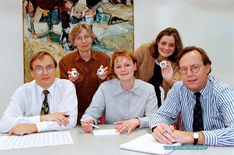 98110405.jpg - DE DORDTENAAR :DORDRECHT:04-11-1998:REKKING DVL LOTERIJ IN KANTINE GEBOUW DE DORDTENAAR.Deze digitale foto blijft eigendom van FOTOPERSBURO BUSINK. Wij hanteren de voorwaarden van het N.V.F. en N.V.J. Gebruik van deze foto impliceert dat u bekend bent  en akkoord gaat met deze voorwaarden bij publicatie.EB/ETIENNE BUSINK