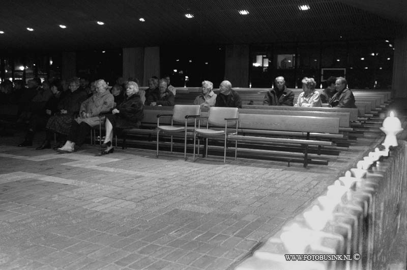 98110503.jpg - DE DORDTENAAR : ZWIJNDRECXHT:05-11-1998:ICHTUSKERK FRITS VOGELSTRAAT AVONDWAKE VOOR OPENHOUDEN KERK.Deze digitale foto blijft eigendom van FOTOPERSBURO BUSINK. Wij hanteren de voorwaarden van het N.V.F. en N.V.J. Gebruik van deze foto impliceert dat u bekend bent  en akkoord gaat met deze voorwaarden bij publicatie.EB/ETIENNE BUSINK