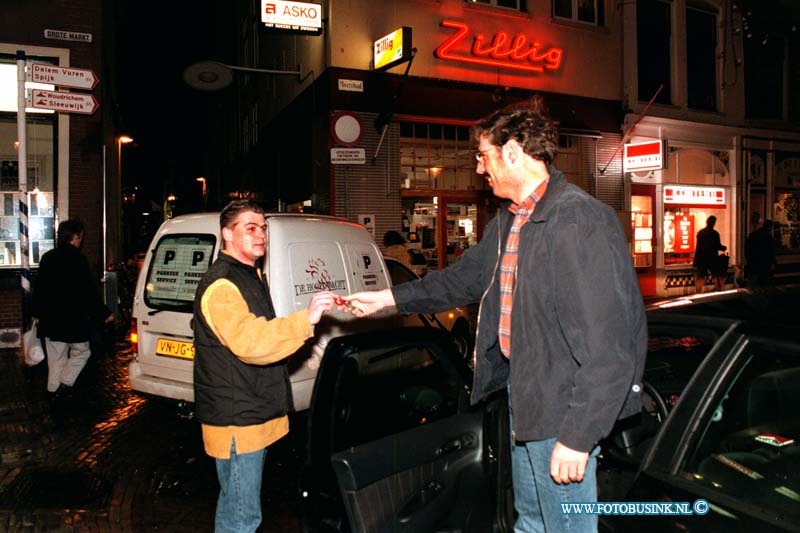 98110506.jpg - DE DORDTENAAR :GORINCHEM:05-11-1998:HOEK MOLENSTRAAT/GROTE MARKT HEEFT HET  PLAASTELIJKE  RESTAURANT VAN DE GROTE M ARKT EEN PARKEER WACHTER IN GEZET OM DE KLANTEN IVM DE KERMIS GEWOON HUN AUTO TE LATEN PARKEER .Deze digitale foto blijft eigendom van FOTOPERSBURO BUSINK. Wij hanteren de voorwaarden van het N.V.F. en N.V.J. Gebruik van deze foto impliceert dat u bekend bent  en akkoord gaat met deze voorwaarden bij publicatie.EB/ETIENNE BUSINK