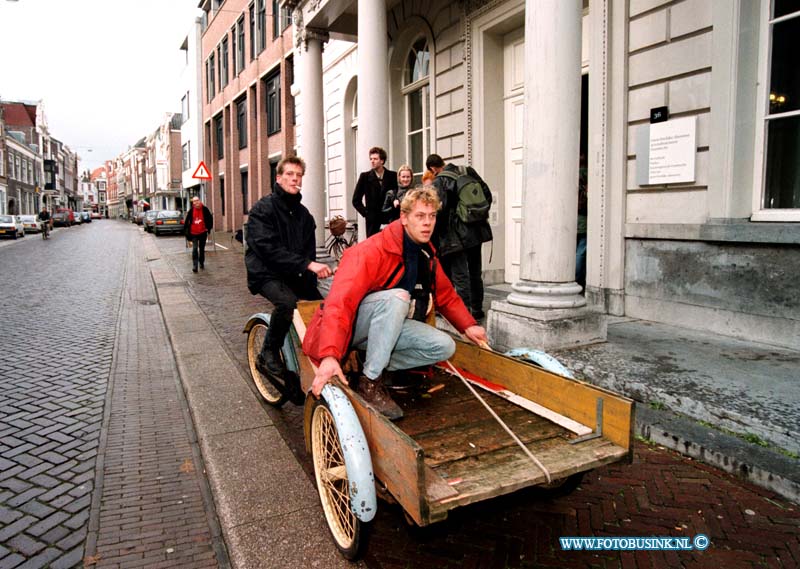 98110507.jpg - DE DORDTENAAR :DORDRECHT:05-11-1998:AANKOMST KRAAKERS BIJ RECHTBANK STEEGOVERSLOOT IVM RECHTZITTING BLIJVEN WONEN IN HET PAND AAN DE SINGEL JA OF NEE.Deze digitale foto blijft eigendom van FOTOPERSBURO BUSINK. Wij hanteren de voorwaarden van het N.V.F. en N.V.J. Gebruik van deze foto impliceert dat u bekend bent  en akkoord gaat met deze voorwaarden bij publicatie.EB/ETIENNE BUSINK