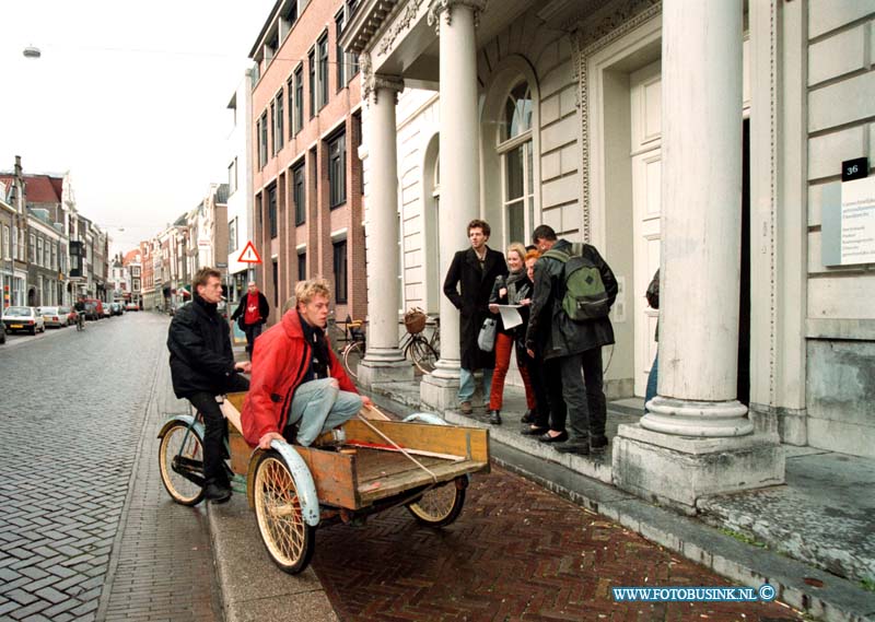 98110508.jpg - DE DORDTENAAR :DORDRECHT:05-11-1998:AANKOMST KRAAKERS BIJ RECHTBANK STEEGOVERSLOOT IVM RECHTZITTING BLIJVEN WONEN IN HET PAND AAN DE SINGEL JA OF NEE.Deze digitale foto blijft eigendom van FOTOPERSBURO BUSINK. Wij hanteren de voorwaarden van het N.V.F. en N.V.J. Gebruik van deze foto impliceert dat u bekend bent  en akkoord gaat met deze voorwaarden bij publicatie.EB/ETIENNE BUSINK