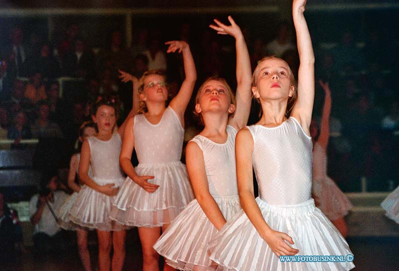 98110701.jpg - DE DORDTENAAR SPORT:DORDRECHT:07-11-1998:SPORTHAL WIELWIJK JUBILEUMUITVOERING GYMNASTIEKVER. DVO.Deze digitale foto blijft eigendom van FOTOPERSBURO BUSINK. Wij hanteren de voorwaarden van het N.V.F. en N.V.J. Gebruik van deze foto impliceert dat u bekend bent  en akkoord gaat met deze voorwaarden bij publicatie.EB/ETIENNE BUSINK