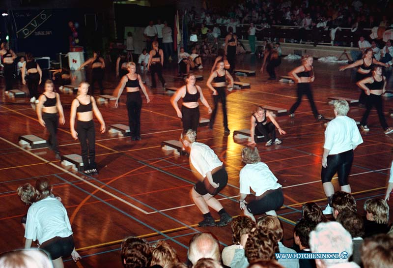 98110703.jpg - DE DORDTENAAR SPORT:DORDRECHT:07-11-1998:SPORTHAL WIELWIJK JUBILEUMUITVOERING GYMNASTIEKVER. DVO.Deze digitale foto blijft eigendom van FOTOPERSBURO BUSINK. Wij hanteren de voorwaarden van het N.V.F. en N.V.J. Gebruik van deze foto impliceert dat u bekend bent  en akkoord gaat met deze voorwaarden bij publicatie.EB/ETIENNE BUSINK