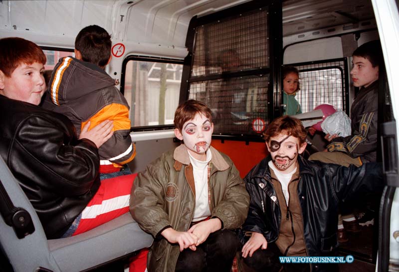 98110711.jpg - DE WEEK VAN BUS :DORDRECHT:07-11-1998:OPENDAG IN HET GERECHTSGEBOUW OP HET STEEGOVERSLOOT IN DORDRECHT WAS EEN GROOT SUCSES DE JEUGT KEEK HUN OGEN UIT.OP DE FOTO MET ZIJN ALLE ALS BOEF IN EEN GEVANGENIS AUTO DOOR DORDRECHT MET ZWAAILICHTEN EN GELUIDSINALEN.Deze digitale foto blijft eigendom van FOTOPERSBURO BUSINK. Wij hanteren de voorwaarden van het N.V.F. en N.V.J. Gebruik van deze foto impliceert dat u bekend bent  en akkoord gaat met deze voorwaarden bij publicatie.EB/ETIENNE BUSINK