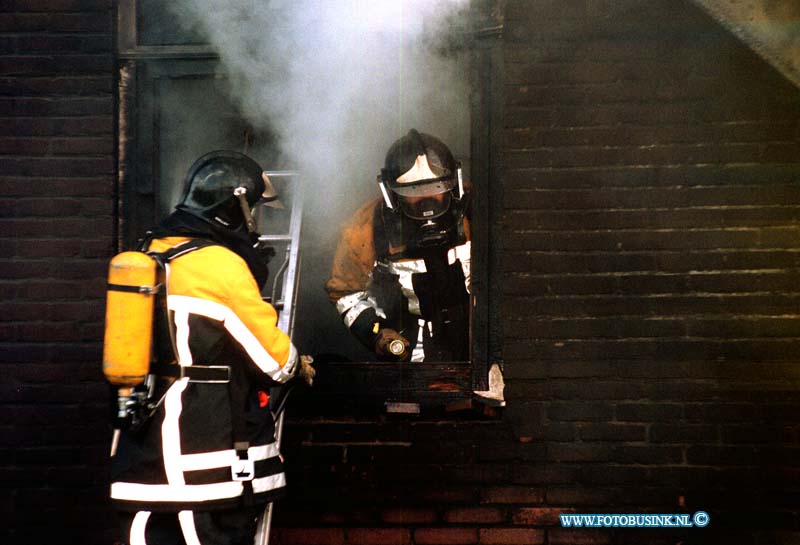 98110901.jpg - WFA :TIENHOVEN:EXSPLOSIE:09-11-1998:WONING BRAND AF .TIENHOVEN DE INBOEDEL VAN EEN WONING AAN DE LEK DIJK IS DOOR BRAND GEHEEL VERWOEST ROND 13,40 HOORDEN OMWONENDEN EEN EXPLOSIE. DEZE KWAM WAARWSCHIJNLIJK VANUIT DE KEIKEN. DIRECKT DAAROP BRAK ER EEN UITSLAANDE BRAND UIT DE WONING BRANDE HELEMAAL UIT. ALLEEN DE BUITENMUREN EN HET DAK BLEVEN GESPAARD. OP HET MONMENT VAN DE EXSPLOSIE WAS ER NIEMAND IN DE WONING AANWEZIG. ER WORDT EEN PONDERZOEK NAAR DE EXPLOSIE IN GESTELD DOOR DE POLITIE.Deze digitale foto blijft eigendom van FOTOPERSBURO BUSINK. Wij hanteren de voorwaarden van het N.V.F. en N.V.J. Gebruik van deze foto impliceert dat u bekend bent  en akkoord gaat met deze voorwaarden bij publicatie.EB/ETIENNE BUSINK