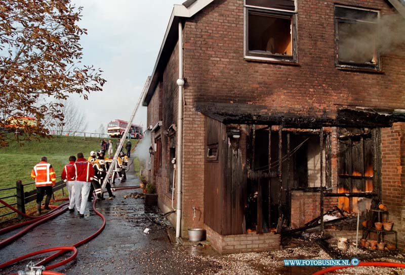 98110902.jpg - WFA :TIENHOVEN:EXSPLOSIE:09-11-1998:WONING BRAND AF .TIENHOVEN DE INBOEDEL VAN EEN WONING AAN DE LEK DIJK IS DOOR BRAND GEHEEL VERWOEST ROND 13,40 HOORDEN OMWONENDEN EEN EXPLOSIE. DEZE KWAM WAARWSCHIJNLIJK VANUIT DE KEIKEN. DIRECKT DAAROP BRAK ER EEN UITSLAANDE BRAND UIT DE WONING BRANDE HELEMAAL UIT. ALLEEN DE BUITENMUREN EN HET DAK BLEVEN GESPAARD. OP HET MONMENT VAN DE EXSPLOSIE WAS ER NIEMAND IN DE WONING AANWEZIG. ER WORDT EEN PONDERZOEK NAAR DE EXPLOSIE IN GESTELD DOOR DE POLITIE.Deze digitale foto blijft eigendom van FOTOPERSBURO BUSINK. Wij hanteren de voorwaarden van het N.V.F. en N.V.J. Gebruik van deze foto impliceert dat u bekend bent  en akkoord gaat met deze voorwaarden bij publicatie.EB/ETIENNE BUSINK