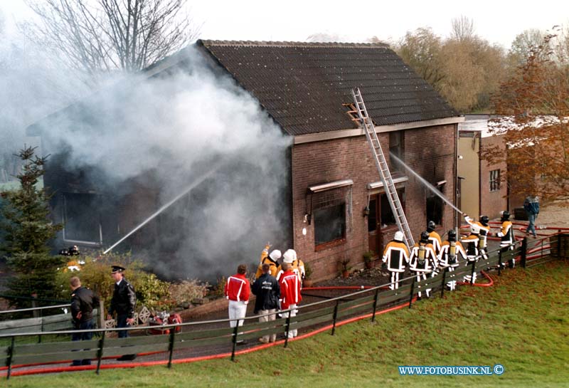 98110903.jpg - WFA :TIENHOVEN:EXSPLOSIE:09-11-1998:WONING BRAND AF .TIENHOVEN DE INBOEDEL VAN EEN WONING AAN DE LEK DIJK IS DOOR BRAND GEHEEL VERWOEST ROND 13,40 HOORDEN OMWONENDEN EEN EXPLOSIE. DEZE KWAM WAARWSCHIJNLIJK VANUIT DE KEIKEN. DIRECKT DAAROP BRAK ER EEN UITSLAANDE BRAND UIT DE WONING BRANDE HELEMAAL UIT. ALLEEN DE BUITENMUREN EN HET DAK BLEVEN GESPAARD. OP HET MONMENT VAN DE EXSPLOSIE WAS ER NIEMAND IN DE WONING AANWEZIG. ER WORDT EEN PONDERZOEK NAAR DE EXPLOSIE IN GESTELD DOOR DE POLITIE.Deze digitale foto blijft eigendom van FOTOPERSBURO BUSINK. Wij hanteren de voorwaarden van het N.V.F. en N.V.J. Gebruik van deze foto impliceert dat u bekend bent  en akkoord gaat met deze voorwaarden bij publicatie.EB/ETIENNE BUSINK