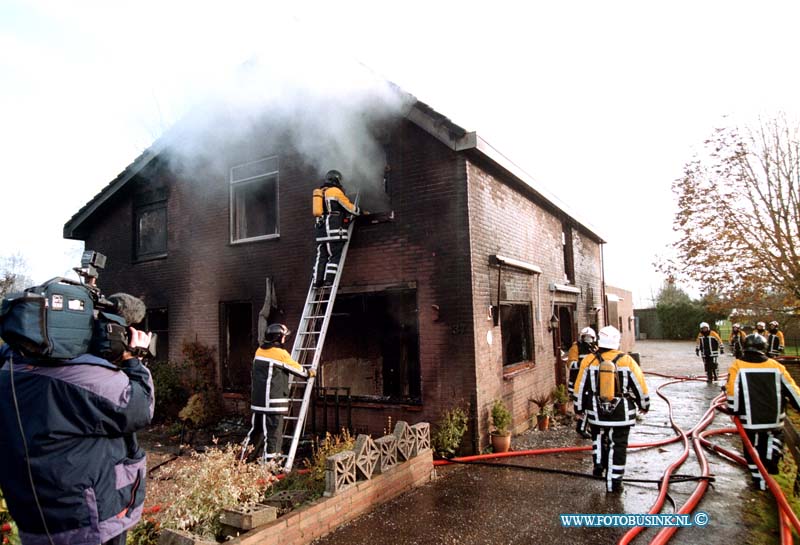 98110904.jpg - DE DORDTENAAR :TIENHOVEN:EXSPLOSIE:09-11-1998:WONING BRAND AF .TIENHOVEN DE INBOEDEL VAN EEN WONING AAN DE LEK DIJK IS DOOR BRAND GEHEEL VERWOEST ROND 13,40 HOORDEN OMWONENDEN EEN EXPLOSIE. DEZE KWAM WAARWSCHIJNLIJK VANUIT DE KEIKEN. DIRECKT DAAROP BRAK ER EEN UITSLAANDE BRAND UIT DE WONING BRANDE HELEMAAL UIT. ALLEEN DE BUITENMUREN EN HET DAK BLEVEN GESPAARD. OP HET MONMENT VAN DE EXSPLOSIE WAS ER NIEMAND IN DE WONING AANWEZIG. ER WORDT EEN PONDERZOEK NAAR DE EXPLOSIE IN GESTELD DOOR DE POLITIE.Deze digitale foto blijft eigendom van FOTOPERSBURO BUSINK. Wij hanteren de voorwaarden van het N.V.F. en N.V.J. Gebruik van deze foto impliceert dat u bekend bent  en akkoord gaat met deze voorwaarden bij publicatie.EB/ETIENNE BUSINK