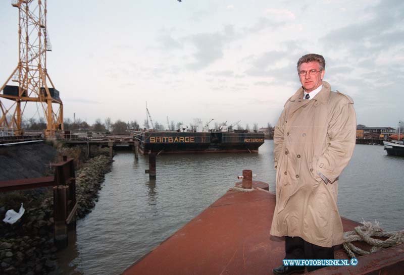 98110905.jpg - DE DORDTENAAR :DORDRECHT:09-11-1998:HET OUDE TERREIN VAN GROOT LINDT HIER KOMT STRAKS DE NIEUWE AZIEL BOOT VOOR DORDRECHT TE LIGGENDeze digitale foto blijft eigendom van FOTOPERSBURO BUSINK. Wij hanteren de voorwaarden van het N.V.F. en N.V.J. Gebruik van deze foto impliceert dat u bekend bent  en akkoord gaat met deze voorwaarden bij publicatie.EB/ETIENNE BUSINK