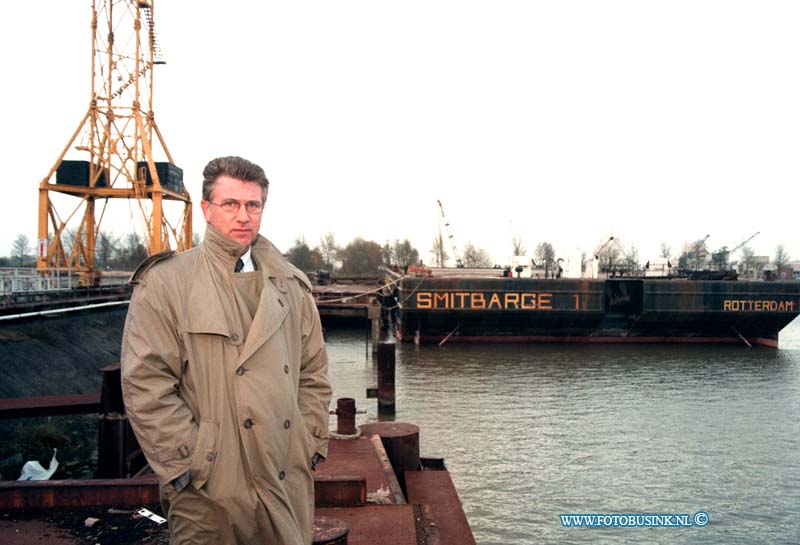 98110906.jpg - DE DORDTENAAR :DORDRECHT:09-11-1998:HET OUDE TERREIN VAN GROOT LINDT HIER KOMT STRAKS DE NIEUWE AZIEL BOOT VOOR DORDRECHT TE LIGGENDeze digitale foto blijft eigendom van FOTOPERSBURO BUSINK. Wij hanteren de voorwaarden van het N.V.F. en N.V.J. Gebruik van deze foto impliceert dat u bekend bent  en akkoord gaat met deze voorwaarden bij publicatie.EB/ETIENNE BUSINK