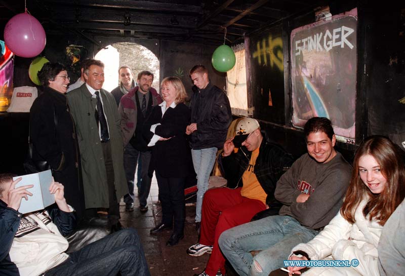 98111001.jpg - DE DORDTENAAR :GIESSENBURG:10-11-1998:COLLEGE VAN B EN W UIT S'GRAVENDEEL GAAN KIJKEN IN GIESSENBURG NAAR JONGEREN HANGPLEKKEN.Deze digitale foto blijft eigendom van FOTOPERSBURO BUSINK. Wij hanteren de voorwaarden van het N.V.F. en N.V.J. Gebruik van deze foto impliceert dat u bekend bent  en akkoord gaat met deze voorwaarden bij publicatie.EB/ETIENNE BUSINK