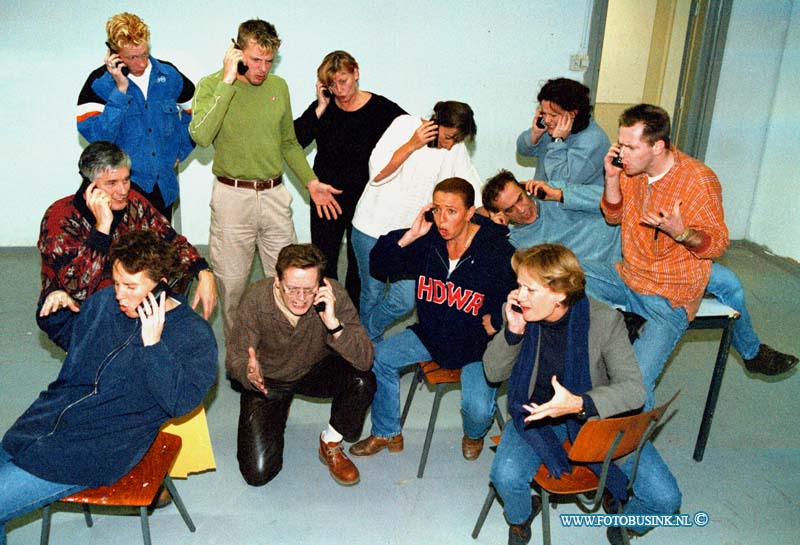 98111104.jpg - DE DORDTENAAR :DORDRECHT:11-11-998:THEATER STICHTING TRIBUNE REPETEERT VOOR THEATER PROGRAMA MET DIMNNER VILLA ROZENRUST DORDRECHT Deze digitale foto blijft eigendom van FOTOPERSBURO BUSINK. Wij hanteren de voorwaarden van het N.V.F. en N.V.J. Gebruik van deze foto impliceert dat u bekend bent  en akkoord gaat met deze voorwaarden bij publicatie.EB/ETIENNE BUSINK