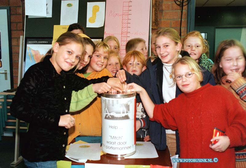 98111203.jpg - DE DORDTENAAR :DORDRECHT:12-11-1998:SCHOOL DE KRISTAL IN ZAMELING AKTIE VAN GELD VOOR DE GEVOLGEN VAN MITS.HEIMERSTEIJN DORDRECHT.Deze digitale foto blijft eigendom van FOTOPERSBURO BUSINK. Wij hanteren de voorwaarden van het N.V.F. en N.V.J. Gebruik van deze foto impliceert dat u bekend bent  en akkoord gaat met deze voorwaarden bij publicatie.EB/ETIENNE BUSINK