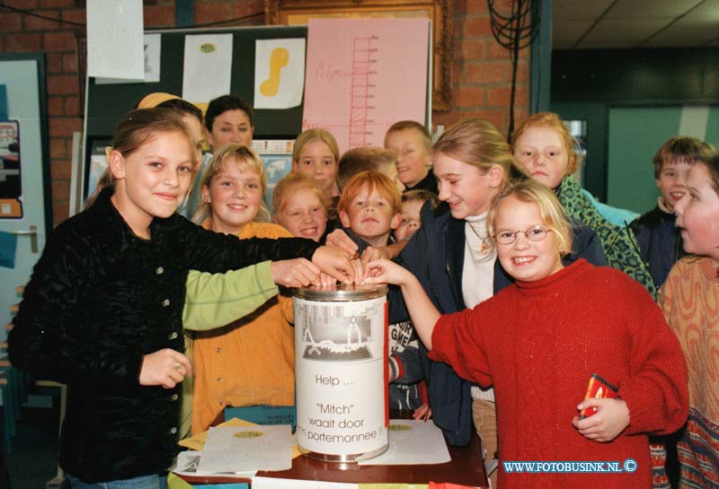 98111204.jpg - DE DORDTENAAR :DORDRECHT:12-11-1998:SCHOOL DE KRISTAL IN ZAMELING AKTIE VAN GELD VOOR DE GEVOLGEN VAN MITS.HEIMERSTEIJN DORDRECHT.Deze digitale foto blijft eigendom van FOTOPERSBURO BUSINK. Wij hanteren de voorwaarden van het N.V.F. en N.V.J. Gebruik van deze foto impliceert dat u bekend bent  en akkoord gaat met deze voorwaarden bij publicatie.EB/ETIENNE BUSINK