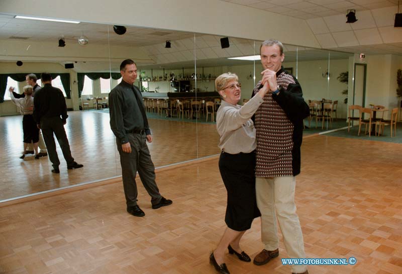 98111205.jpg - DE DORDTENAAR :GORINCHEM:12-11-1998:DANSSCHOOL SPIJKSEDEIJK 28E Deze digitale foto blijft eigendom van FOTOPERSBURO BUSINK. Wij hanteren de voorwaarden van het N.V.F. en N.V.J. Gebruik van deze foto impliceert dat u bekend bent  en akkoord gaat met deze voorwaarden bij publicatie.EB/ETIENNE BUSINK