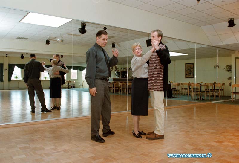 98111207.jpg - DE DORDTENAAR :GORINCHEM:12-11-1998:DANSSCHOOL SPIJKSEDEIJK 28E Deze digitale foto blijft eigendom van FOTOPERSBURO BUSINK. Wij hanteren de voorwaarden van het N.V.F. en N.V.J. Gebruik van deze foto impliceert dat u bekend bent  en akkoord gaat met deze voorwaarden bij publicatie.EB/ETIENNE BUSINK