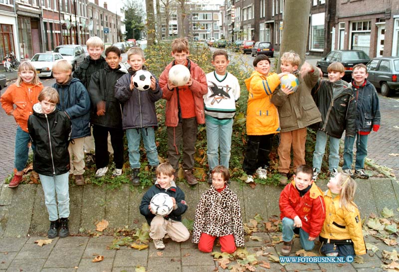 98111208.jpg - DE DORDTENAAR :DORDRECHT:12-11-1998:KONIMNGWILLEMHELMINA STRAAT 18 FAM RADEMAKERS  EN GROEP JEWUGT VOOR NIEUWE TRAPVLEDJE OP BLEKERSDIJK.Deze digitale foto blijft eigendom van FOTOPERSBURO BUSINK. Wij hanteren de voorwaarden van het N.V.F. en N.V.J. Gebruik van deze foto impliceert dat u bekend bent  en akkoord gaat met deze voorwaarden bij publicatie.EB/ETIENNE BUSINK