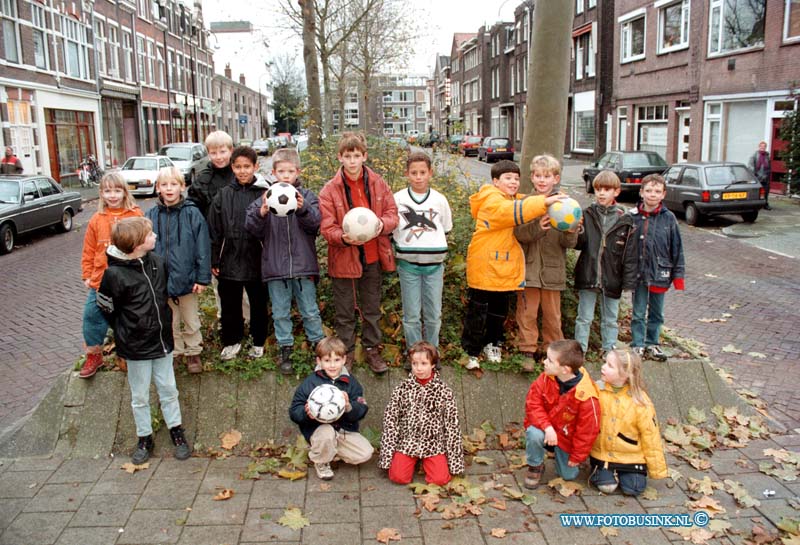 98111209.jpg - DE DORDTENAAR :DORDRECHT:12-11-1998:KONIMNGWILLEMHELMINA STRAAT 18 FAM RADEMAKERS  EN GROEP JEWUGT VOOR NIEUWE TRAPVLEDJE OP BLEKERSDIJK.Deze digitale foto blijft eigendom van FOTOPERSBURO BUSINK. Wij hanteren de voorwaarden van het N.V.F. en N.V.J. Gebruik van deze foto impliceert dat u bekend bent  en akkoord gaat met deze voorwaarden bij publicatie.EB/ETIENNE BUSINK