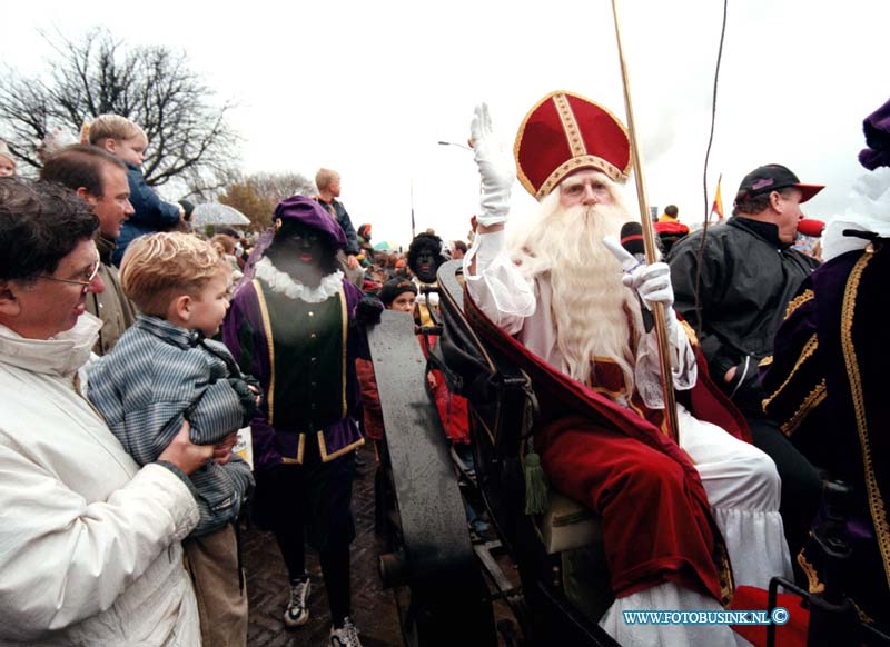 98111401.jpg - DE DORDTENAAR :ZWIJNDRECHT:14-11-1998:AANKOMST VAN SINT OP HET VEERPLEIN IN ZWIJNDRECHTDeze digitale foto blijft eigendom van FOTOPERSBURO BUSINK. Wij hanteren de voorwaarden van het N.V.F. en N.V.J. Gebruik van deze foto impliceert dat u bekend bent  en akkoord gaat met deze voorwaarden bij publicatie.EB/ETIENNE BUSINK