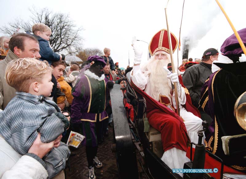 98111402.jpg - DE DORDTENAAR :ZWIJNDRECHT:14-11-1998:AANKOMST VAN SINT OP HET VEERPLEIN IN ZWIJNDRECHTDeze digitale foto blijft eigendom van FOTOPERSBURO BUSINK. Wij hanteren de voorwaarden van het N.V.F. en N.V.J. Gebruik van deze foto impliceert dat u bekend bent  en akkoord gaat met deze voorwaarden bij publicatie.EB/ETIENNE BUSINK