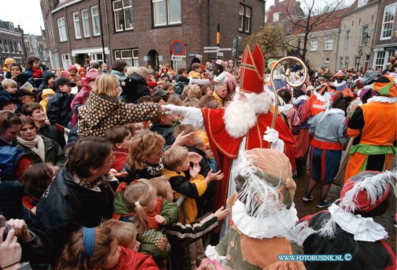 98111403.jpg - DE DORDTENAAR :DORDRECHT:14-11-1998:AANKOMST VAN SINT OP HET GROOT HOOFD VAN DORDRECHT.Deze digitale foto blijft eigendom van FOTOPERSBURO BUSINK. Wij hanteren de voorwaarden van het N.V.F. en N.V.J. Gebruik van deze foto impliceert dat u bekend bent  en akkoord gaat met deze voorwaarden bij publicatie.EB/ETIENNE BUSINK