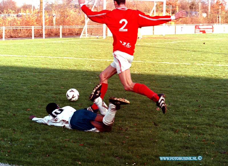 98111501.jpg - DE DORDTENAAR SPORT : SLEIDRECHT:15-11-1998:VOETBAL WESTRIJD SLIEDRECHT/DFC SPORTPARK LOCKHORST.Deze digitale foto blijft eigendom van FOTOPERSBURO BUSINK. Wij hanteren de voorwaarden van het N.V.F. en N.V.J. Gebruik van deze foto impliceert dat u bekend bent  en akkoord gaat met deze voorwaarden bij publicatie.EB/ETIENNE BUSINK