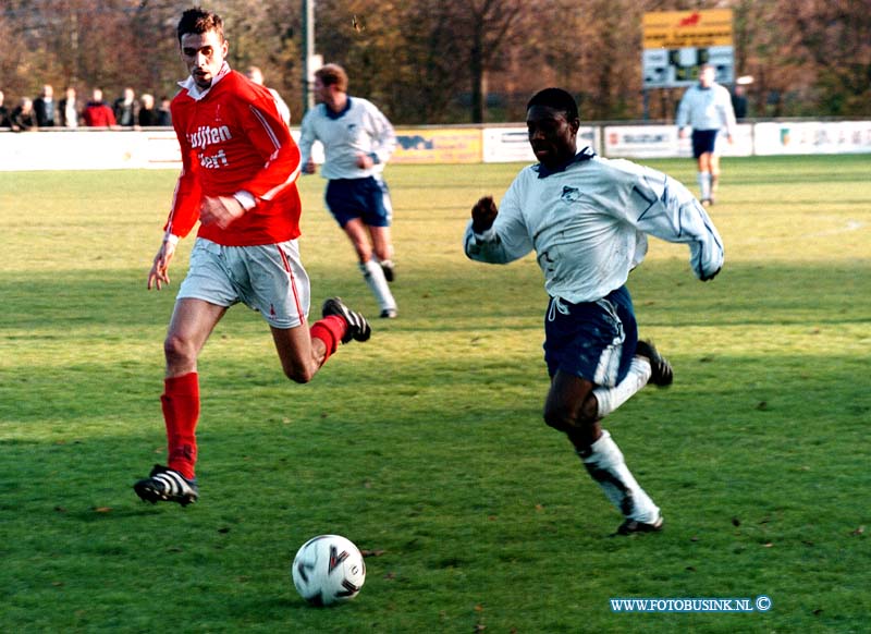 98111502.jpg - DE DORDTENAAR SPORT : SLEIDRECHT:15-11-1998:VOETBAL WESTRIJD SLIEDRECHT/DFC SPORTPARK LOCKHORST.Deze digitale foto blijft eigendom van FOTOPERSBURO BUSINK. Wij hanteren de voorwaarden van het N.V.F. en N.V.J. Gebruik van deze foto impliceert dat u bekend bent  en akkoord gaat met deze voorwaarden bij publicatie.EB/ETIENNE BUSINK