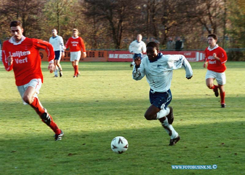 98111503.jpg - DE DORDTENAAR SPORT : SLEIDRECHT:15-11-1998:VOETBAL WESTRIJD SLIEDRECHT/DFC SPORTPARK LOCKHORST.Deze digitale foto blijft eigendom van FOTOPERSBURO BUSINK. Wij hanteren de voorwaarden van het N.V.F. en N.V.J. Gebruik van deze foto impliceert dat u bekend bent  en akkoord gaat met deze voorwaarden bij publicatie.EB/ETIENNE BUSINK