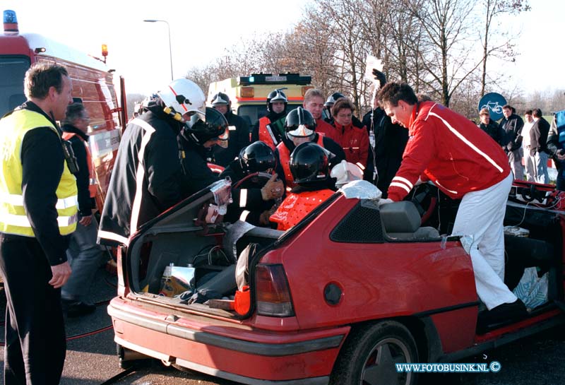 98111601.jpg - AMBULANCE DIENST ZHZ :SLIEDRECHT:16-11-1998:ONGEVAL 2 PERSONENAUTO'S PROVINALEWEG 214/KWELDAMWEG 3GEWONDEN 1 BEKENLING.Deze digitale foto blijft eigendom van FOTOPERSBURO BUSINK. Wij hanteren de voorwaarden van het N.V.F. en N.V.J. Gebruik van deze foto impliceert dat u bekend bent  en akkoord gaat met deze voorwaarden bij publicatie.EB/ETIENNE BUSINKDeze digitale foto blijft eigendom van FOTOPERSBURO BUSINK. Wij hanteren de voorwaarden van het N.V.F. en N.V.J. Gebruik van deze foto impliceert dat u bekend bent  en akkoord gaat met deze voorwaarden bij publicatie.EB/ETIENNE BUSINK