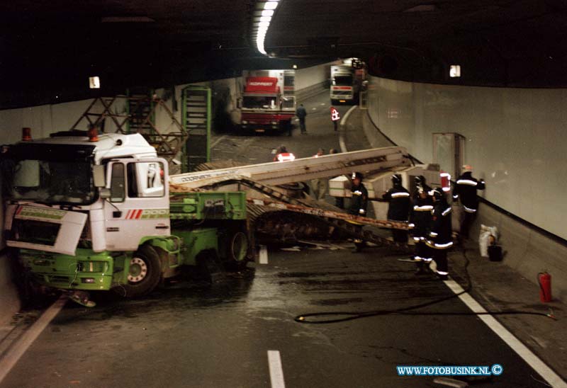 98111801.jpg - HET ROTTERDAMS DAGBLAD :DORDRECHT:18-11-1998:ONGEVAL RW A16 DRECHTTUNNEL VRACHTWAGEN GESCHAARD MET HOOGWERKER ER OP.BEIDE TUNNELBUIZEN RICHTING ROTTERDAM WAREN ONGEVEER 1 UUR GESTREMD VOOR AL HET VERKEER.DE TUNNELBUIZEN OOST 3 EN 4 ZIE FOTO WERDT VOOR DE HELE DAG EN NACHT DICHT GEGOOIT OM DE ENORMESCHADE AAN DE WANDEN EN PLAVON TE HERSTELLEN OOK HET WEGDEK WAS ZWAAR BESCHADIGT DOOR HET ONGEVAL.Deze digitale foto blijft eigendom van FOTOPERSBURO BUSINK. Wij hanteren de voorwaarden van het N.V.F. en N.V.J. Gebruik van deze foto impliceert dat u bekend bent  en akkoord gaat met deze voorwaarden bij publicatie.EB/ETIENNE BUSINK