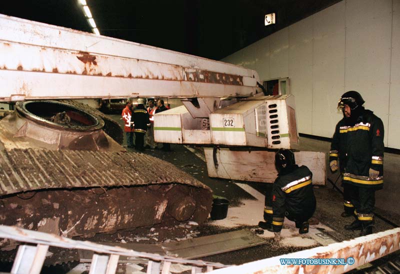 98111802.jpg - HET ROTTERDAMS DAGBLAD :DORDRECHT:18-11-1998:ONGEVAL RW A16 DRECHTTUNNEL VRACHTWAGEN GESCHAARD MET HOOGWERKER ER OP.BEIDE TUNNELBUIZEN RICHTING ROTTERDAM WAREN ONGEVEER 1 UUR GESTREMD VOOR AL HET VERKEER.DE TUNNELBUIZEN OOST 3 EN 4 ZIE FOTO WERDT VOOR DE HELE DAG EN NACHT DICHT GEGOOIT OM DE ENORMESCHADE AAN DE WANDEN EN PLAVON TE HERSTELLEN OOK HET WEGDEK WAS ZWAAR BESCHADIGT DOOR HET ONGEVAL.Deze digitale foto blijft eigendom van FOTOPERSBURO BUSINK. Wij hanteren de voorwaarden van het N.V.F. en N.V.J. Gebruik van deze foto impliceert dat u bekend bent  en akkoord gaat met deze voorwaarden bij publicatie.EB/ETIENNE BUSINK