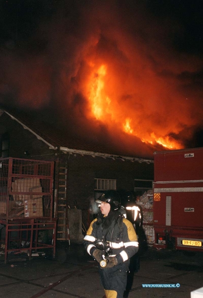 98112103.jpg - WFA :DORDRECHT:21-11-1998:EEN UITSLAANDE BRAND HEEFT DE DORDTSE SCHILENWACHT GEHEEL VERWOEST AAN DE ROEMER VISSCHERSTRAAT ONGEVEER EEN 15 TAL WONINGEN WERDEN TIJDENS DE BRAND ONTRUIMT DE BEWOONERS WERDEN DOOR DE GGD OPGEVANGEN OP HET HOOFDBURO VAN POLITIE ZHZ TE DORDRECHT. DE BRAND -WEER WIST GERUIMETIJD NIET ZEKER OF ER GIFTIGE STOFFEN VRIJKWAMEN TIJDENS DE BRAND VAN DAAR DEZE ONTRUIMING IN DE HOLST VAN DE NACHT.Deze digitale foto blijft eigendom van FOTOPERSBURO BUSINK. Wij hanteren de voorwaarden van het N.V.F. en N.V.J. Gebruik van deze foto impliceert dat u bekend bent  en akkoord gaat met deze voorwaarden bij publicatie.EB/ETIENNE BUSINK