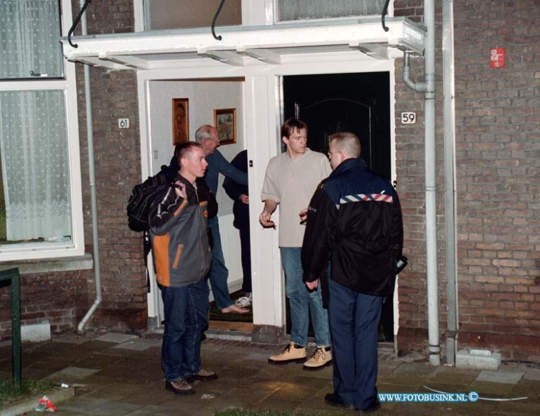 98112105.jpg - DE DORDTENAAR :DORDRECHT:21-11-1998:EEN UITSLAANDE BRAND HEEFT DE DORDTSE SCHILENWACHT GEHEEL VERWOEST AAN DE ROEMER VISSCHERSTRAAT ONGEVEER EEN 15 TAL WONINGEN WERDEN TIJDENS DE BRAND ONTRUIMT DE BEWOONERS WERDEN DOOR DE GGD OPGEVANGEN OP HET HOOFDBURO VAN POLITIE ZHZ TE DORDRECHT. DE BRAND -WEER WIST GERUIMETIJD NIET ZEKER OF ER GIFTIGE STOFFEN VRIJKWAMEN TIJDENS DE BRAND VAN DAAR DEZE ONTRUIMING IN DE HOLST VAN DE NACHT.Deze digitale foto blijft eigendom van FOTOPERSBURO BUSINK. Wij hanteren de voorwaarden van het N.V.F. en N.V.J. Gebruik van deze foto impliceert dat u bekend bent  en akkoord gaat met deze voorwaarden bij publicatie.EB/ETIENNE BUSINK