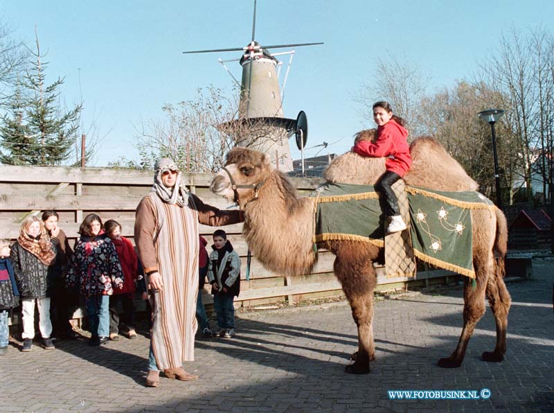 98112106.jpg - DE DORDTENAAR :DORDRECHT:21-11-1998: MATENA'S PAD ER RIJDT EN KAMEL DOOR DE STRAAT MET KINDEREN.Deze digitale foto blijft eigendom van FOTOPERSBURO BUSINK. Wij hanteren de voorwaarden van het N.V.F. en N.V.J. Gebruik van deze foto impliceert dat u bekend bent  en akkoord gaat met deze voorwaarden bij publicatie.EB/ETIENNE BUSINK