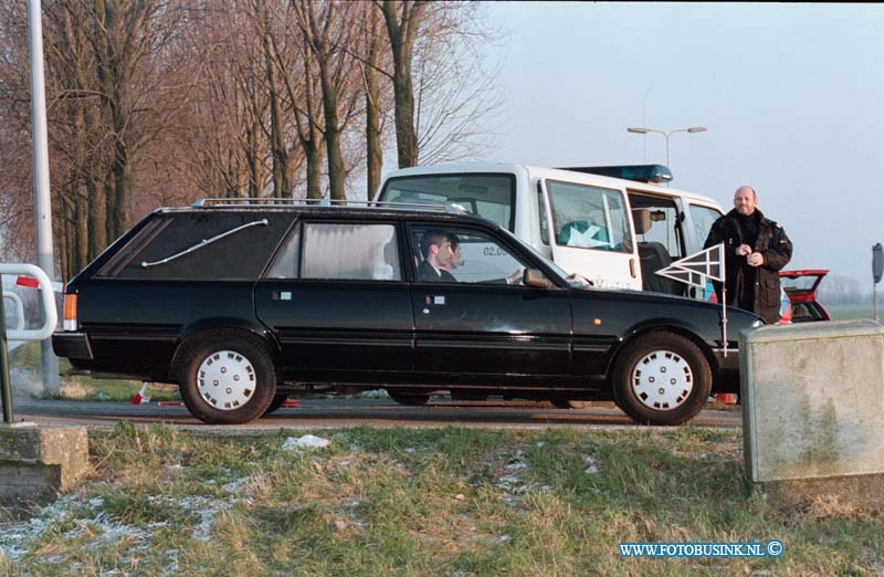 98112201.jpg - WFA :NOORDELOOS:2 VOUDIGE MOORD:22-11-1998:OP EN AFGELEGEN WEGTJE IN DE BUURT VAN NOORDELOOS IN DE ALBLASSERWAARD WERDT VANMORGEN DE 2 STOFFELIJKE OVERSCHOTEN VAN MENSEN IN EEN SLOOT AAN GETROFFEN .DE POLITIE STEELDE EEN UITGEBREIDT ONDER ZOEK IN . FOTO DE LIJKAUTO VERVOERD 1 VAN DE SLACHTOFFERS AF.Deze digitale foto blijft eigendom van FOTOPERSBURO BUSINK. Wij hanteren de voorwaarden van het N.V.F. en N.V.J. Gebruik van deze foto impliceert dat u bekend bent  en akkoord gaat met deze voorwaarden bij publicatie.EB/ETIENNE BUSINK